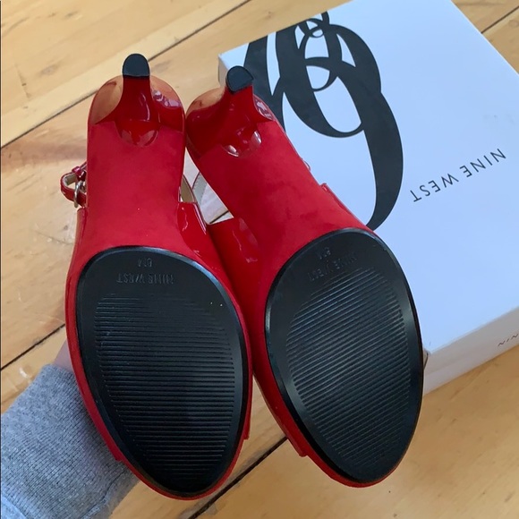 Red strap pump (unworn) - Picture 3 of 3